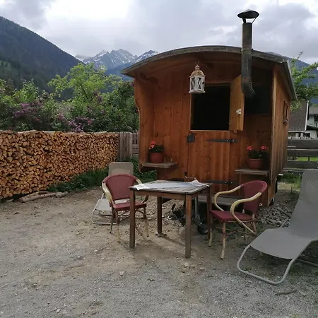 Kamp alanı Schlosswirts Wohnmobilstellplatz Und Schaeferwagen *