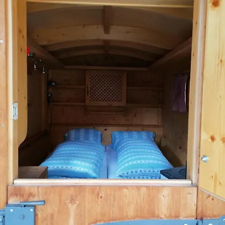 Schlosswirts Wohnmobilstellplatz, Schaeferwagen Und Bauwagen Grossglockner Hochalpenstrasse Campingplads Dollach