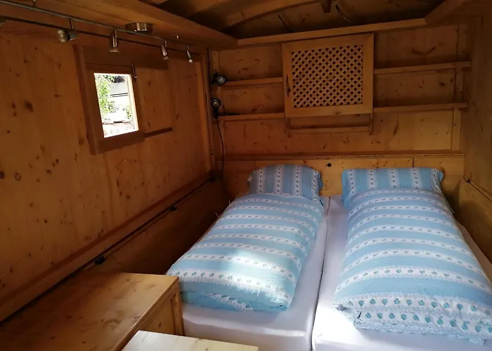 Parque de Campismo Schlosswirts Wohnmobilstellplatz Und Schaeferwagen *